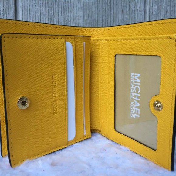 Used Authentic Micheal Kors Bifold Flap Card Id Saffiano Wallet - Picture 3 of 10